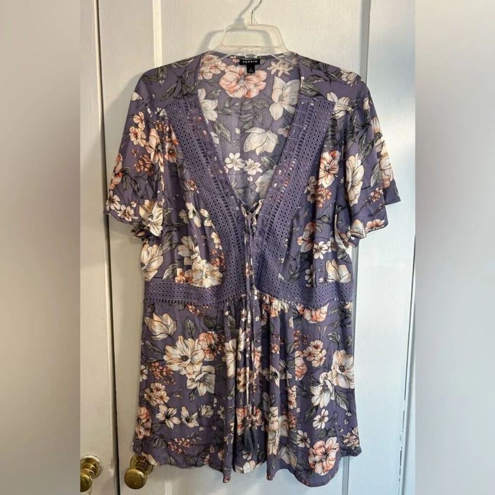 Torrid Womens Size 2 BlueGray Floral Blouse Crochet Detail Tie Front Plus Size